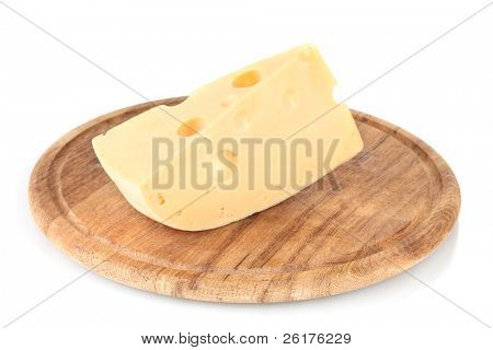 ? heese su tavola di legno isolata on white