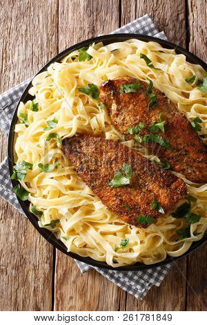 American Fried Chicken Breast Lazone With Fettuccine Pasta In A Creamy Sauce Closeup On A Plate. Ver