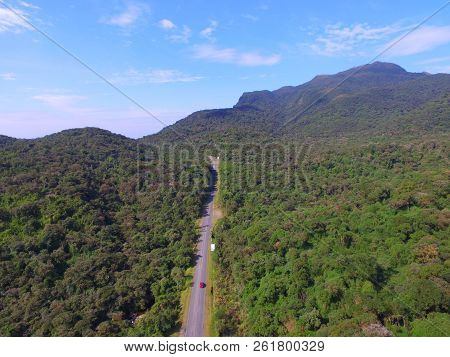 Rodovia Em Meio A Serra Do Mar