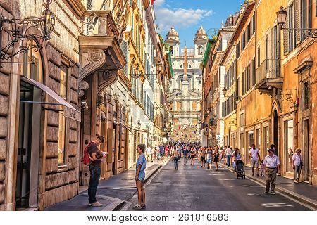 Rome/italy - 26 August 2018: Family Of Tourists In Via Dei Condotti, A Street Leading To Piazza Di S