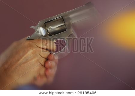.357 매그넘을 발사
