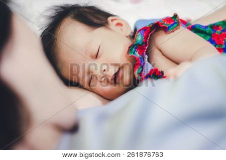 Baby Girl Sleep With Aunty At Home