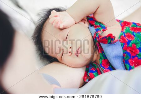 Baby Girl Sleep With Aunty At Home