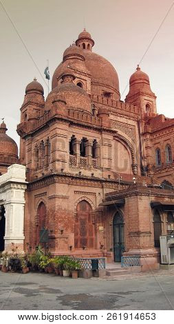 Lahore Museum - Beautiful Architecture In Lahore, Punjab, Pakistan - 21/07/2010