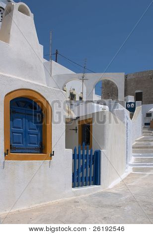 En gade i den bakketop landsby Pyrgos, Santorini, Grækenland, på toppen af byen.