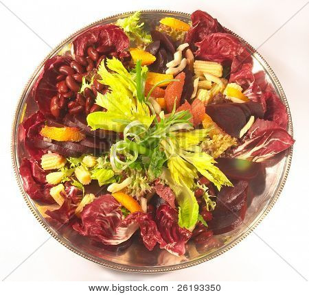 Un insalata di barbabietola con fagioli rossi, lollo rosso, lattuga verde, mais ecc.