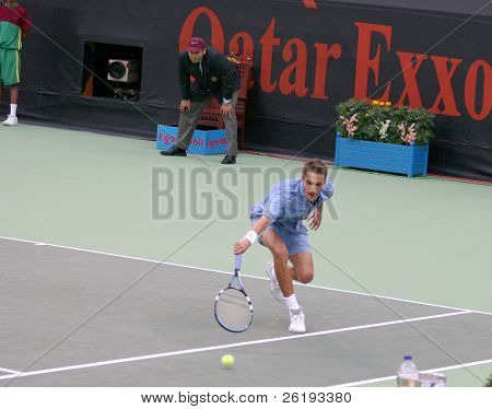 Nicolas Escude de Francia jugando en el abierto de Exxon/Mobil de Qatar en el estadio Khalifa de Doha, Qat