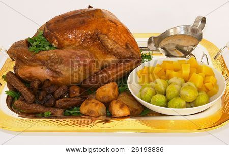 Arrosto di Turchia, vista frontale, con passamaneria su un vassoio d'argento e dorato.