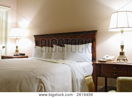 Slaapkamer met Lamp en Kingsize Bed