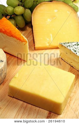 Um comer gourmet bem abastecido com cheddar à tona.