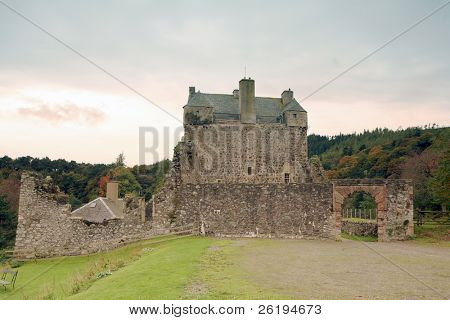 Historic Neidpath Castle, Peebles, Skotlanti, syksyllä. 1300-Luvun 17 Centu