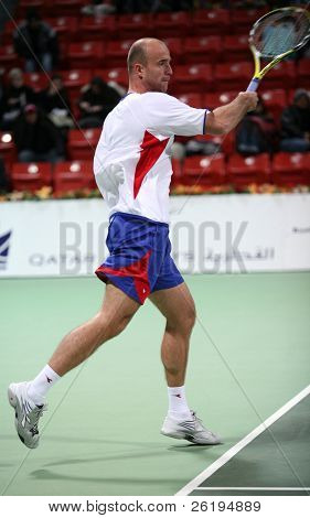Ivan Ljubicic a Katar Open 2007 folyamán illesztésére Denis Gremelmayr Dohában, január 2-án