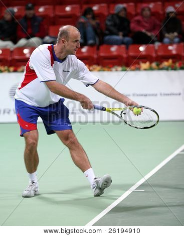 Ivan Ljubicic a Katar Open 2007 folyamán illesztésére Denis Gremelmayr Dohában, január 2-án