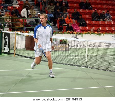 Ruotsin tennis tähti Thomas Johansson näyttää ruefully kohti palloa, joka hänen ohitseen netistä