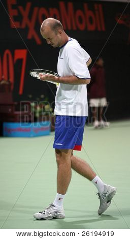 Ivan Ljubicic a Katar Open 2007 folyamán illesztésére Denis Gremelmayr Dohában, január 2-án