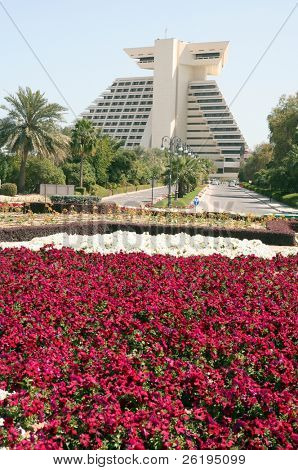 โรงแรมเชอราตันโดฮา กาตาร์ เห็นข้าม flowerbeds ท้ายของถนนของรายการ (2550 ก.พ.ใน