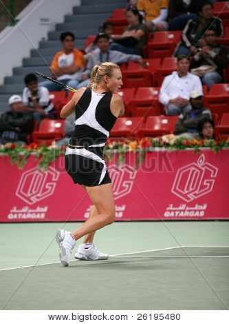 Australske tennisstjerne Alicia Molik i aktion mod Justine Henin, på i Qatar Total Open, Doha, 