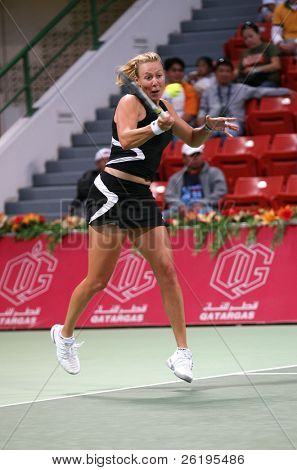 Australske tennisstjerne Alicia Molik i aktion mod Justine Henin, på i Qatar Total Open, Doha, 