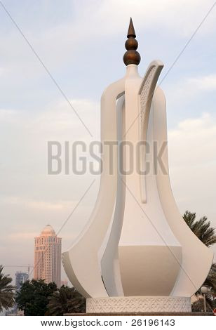 Dallah eller arabiske kaffe-pot, på Corniche i Doha, Qatar, ved solnedgang, symboliserer velkommen.
