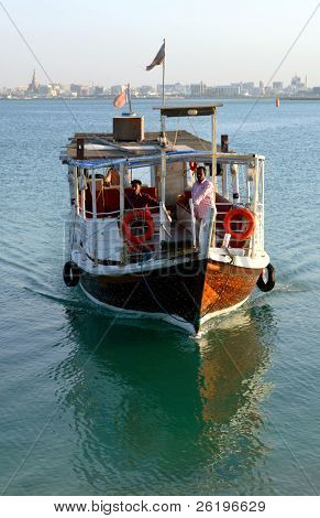 Vycházka dhow přijíždí vedle Corniche v katarském hlavním městě Dauhá. Malé plachetnice vypnout