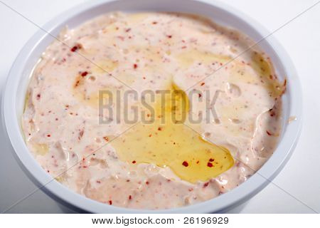 Un yogurt, limone e peperoncino mezze condita con olio d'oliva in una pentola 