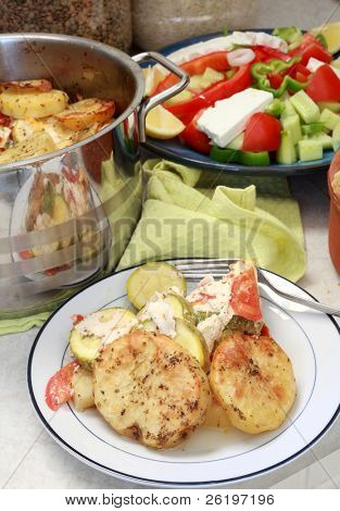 Vegetar bages skiveskåret courgetter, kartofler, tomater og myzithra flødeost, en traditionel Cr