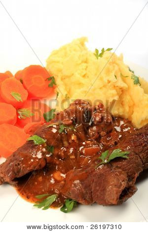 Un pasto tradizionale britannico ripiena scaloppine 'oliva manzo' servito con purè di patate e bollito 