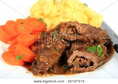 Un piatto di olive di carne di manzo, farcito di bistecche di manzo, riempiti con funghi e cipolla, uno di loro a fette t