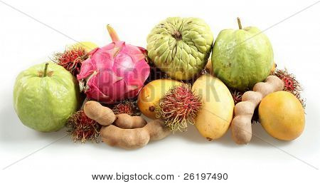 Boční pohled na hromadu tropického ovoce se stínem na bílém pozadí, zahrnující dragonfruit, cu