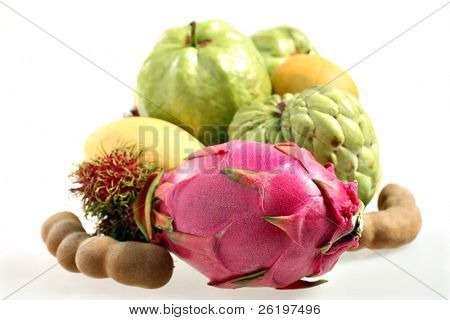 Sortiment tropické ovoce, zahrnující dragonfruit (vpředu), custard apple, rambutan, guava,