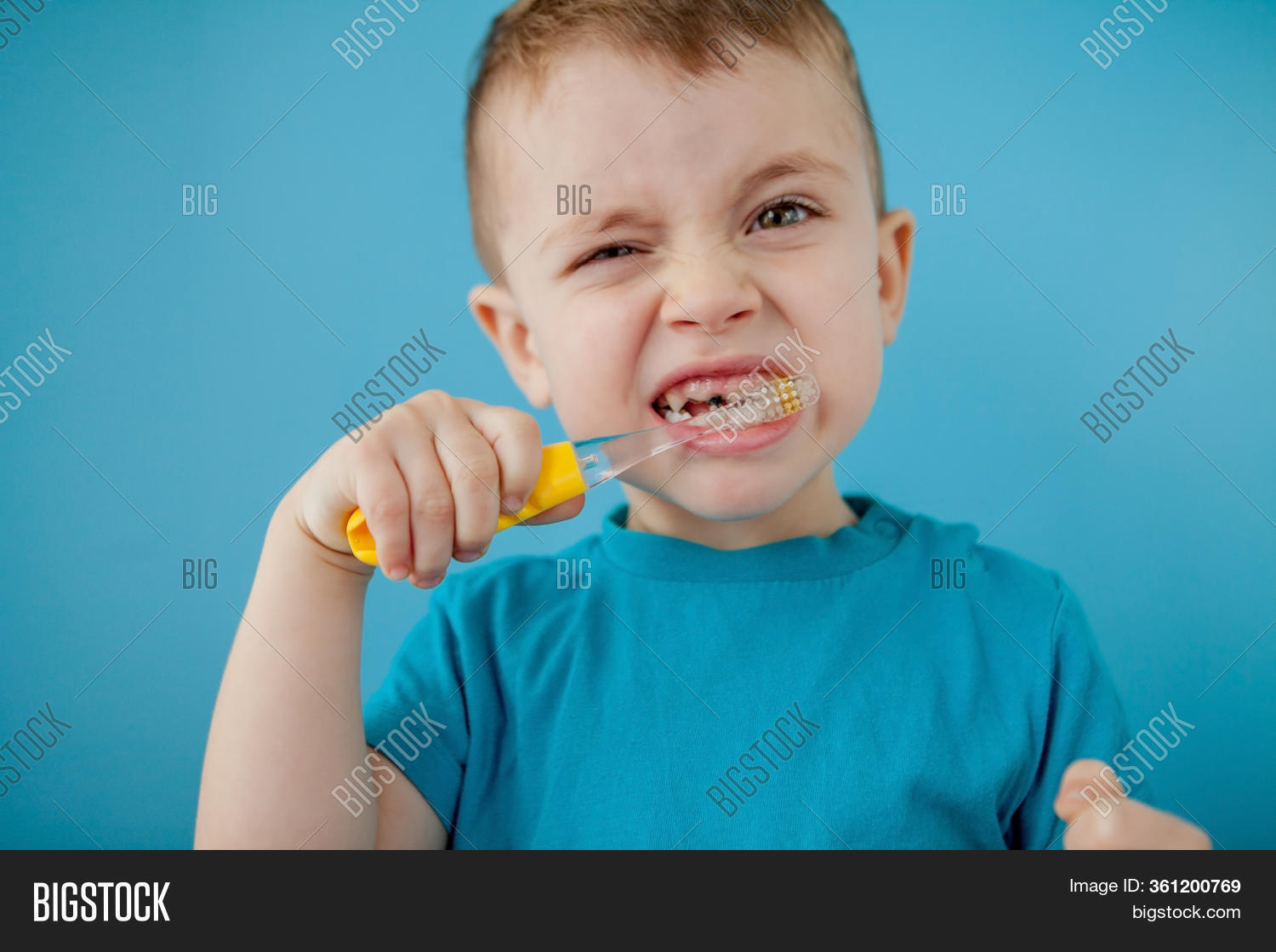 кондитер дети синие зубы. мальчик с зубной щеткой. здоровый образ жизни для детей чистим зубы. здоровый мальчик фото чистит зубы.