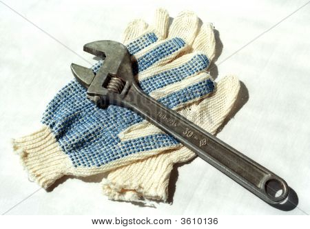 zwei Handschuhe und Engländer