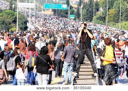 Persone correre sulle strade