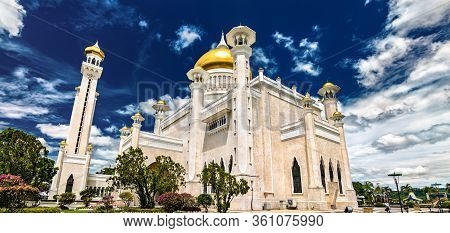 Omar Ali Saifuddien Mosque In Bandar Seri Begawan, The Capital Of Brunei