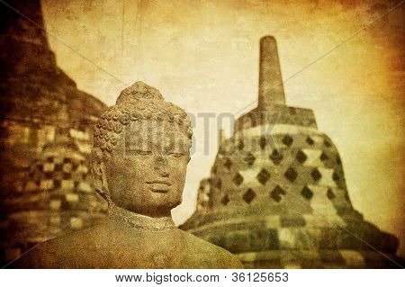 Immagine d'epoca della statua del Buddha al tempio di Borobudur, Java, Indonesia.