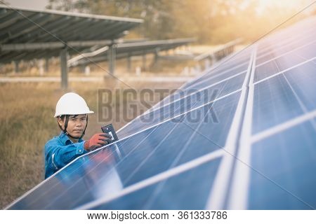 Engineering Used Solar Intensity Meter To Measure The Degree Of Solar Panel To Confirm To Systems Wo