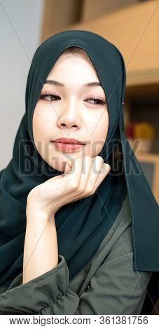 The Beautiful Muslim Woman Wearing Hajab,little Smile And Raise Hand Touch Her Chin,portrait Of Mode
