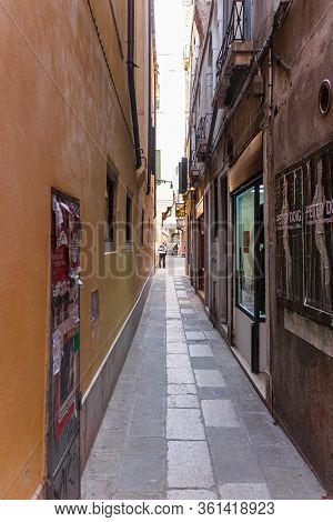 Venice, Italy - September 28, 2015 : Old Town Of Venice. Calle De La Mandola Street In Venice, Italy