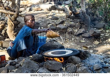 Tis Issat, Ethiopia - Feb 05, 2020: Ethiopian Woman Baking Bread Near The Bridge Of The Portuguese O