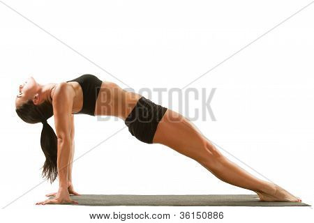 Junge Frau im Sport-BH auf Yoga-Pose auf weißem hintergrund isoliert