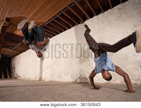 พลิกหลัง Capoeria และ Headstand