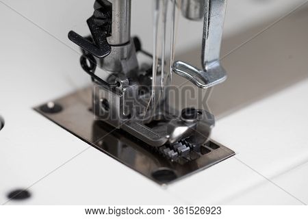 A Specialized Sewing Machine For Entrepreneurs Who Have Large Orders For Fabric.