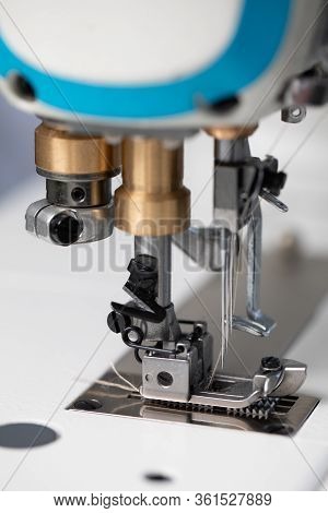 A Specialized Sewing Machine For Entrepreneurs Who Have Large Orders For Fabric.