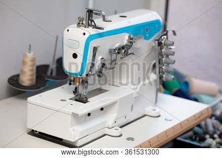 A Specialized Sewing Machine For Entrepreneurs Who Have Large Orders For Fabric.