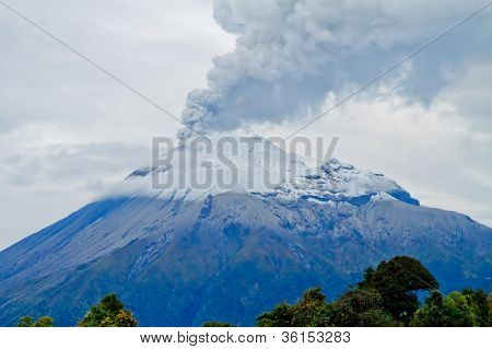 Closeup Vulkán Tungurahua házení popel do nebe