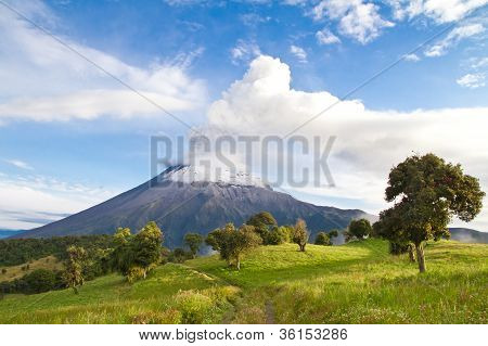 Tungurahua-tulivuori erupting Sunrise savua