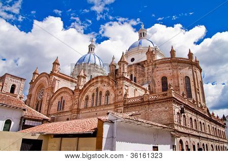 Nova Catedral de Cuenca, com céu azul