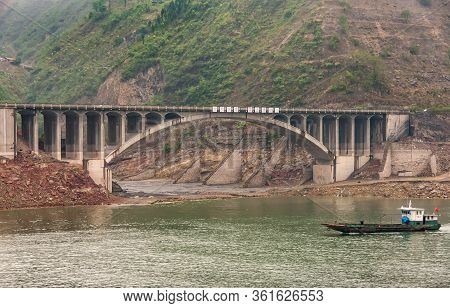 Baidicheng, China - May 7, 2010: Qutang Gorge On Yangtze River. Brown Concrete Road Bridge Along Sho