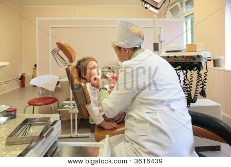 Stomatologie verwöhnt mit Kind Zähne