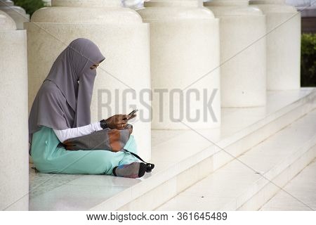 Travelers Thai Women Muslim People Travel Visit And Respect Praying And Sitting Rest Playing Mobile